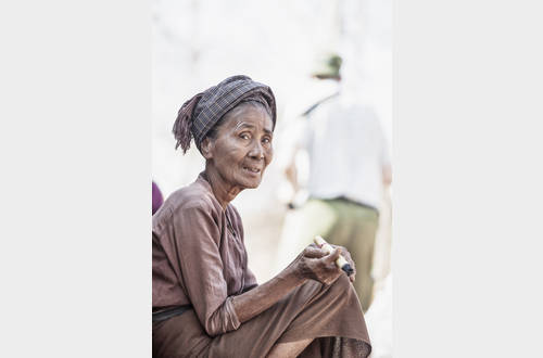 Myanmar 2016 vrouw met cherotensigaarjpg