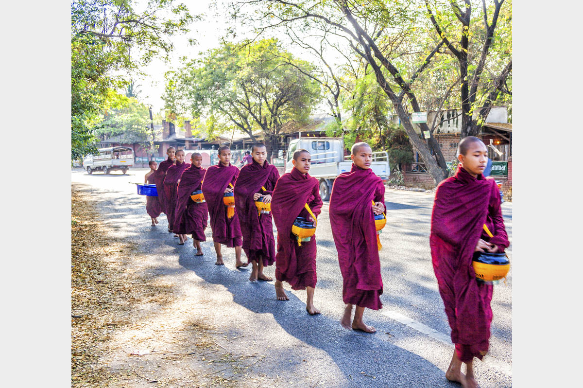 Myanmar 2016 jonge monnikken met bedelnap