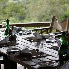 MIHINGO_-_Table_at_the_restaurant_(Large)