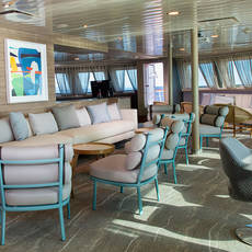 bar-lounge-yacht-la-pinta-galapagos-islands-ecuador
