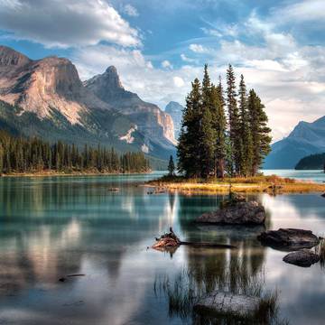 Maligne_Lake_Jasper_Canada