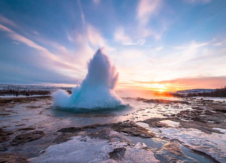 Strokkur_Gheyser_shutterstock_364612373_(Large)