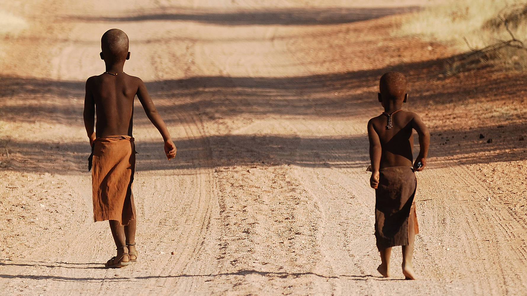 2_Himba_children_walking
