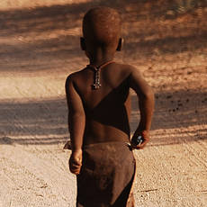 2_Himba_children_walking