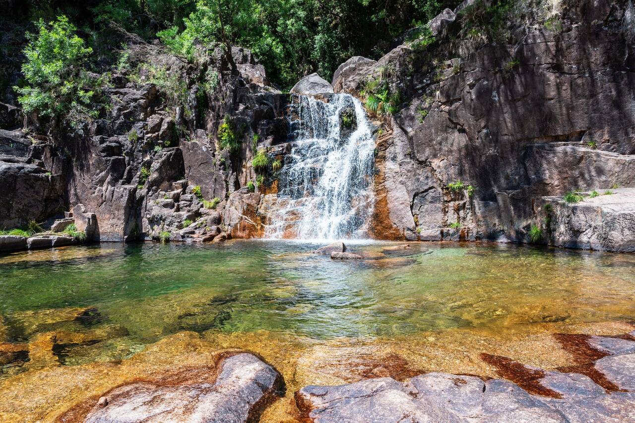 shutterstock_2407963231_Tahiti_waterval_L