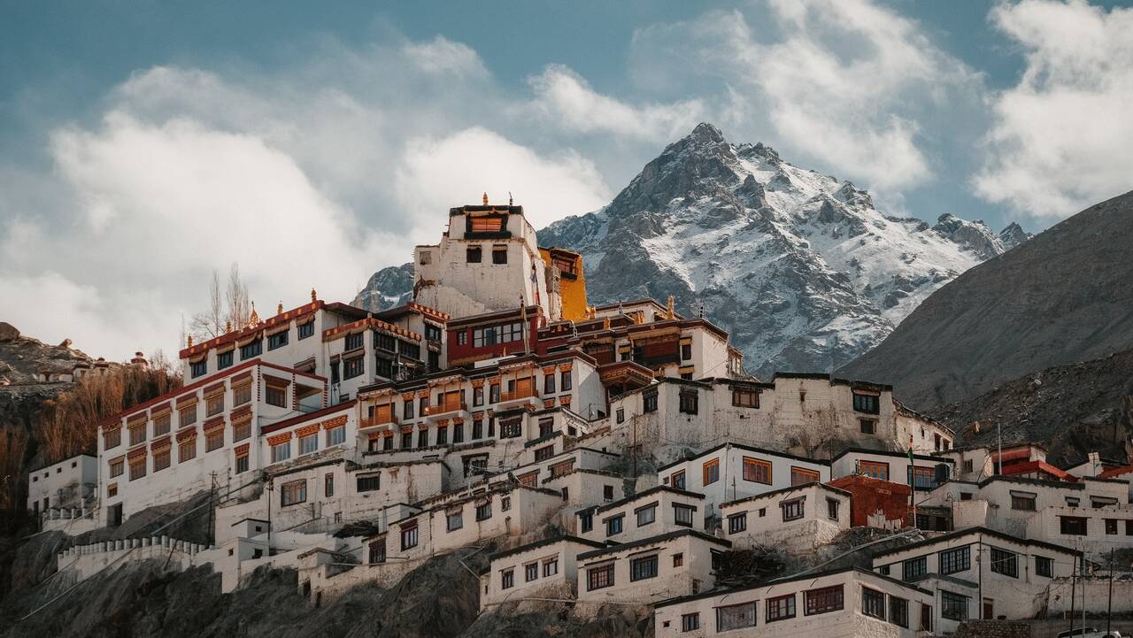 shutterstock_2724828323_L_Nubra_Valley_Diskit_Monastery