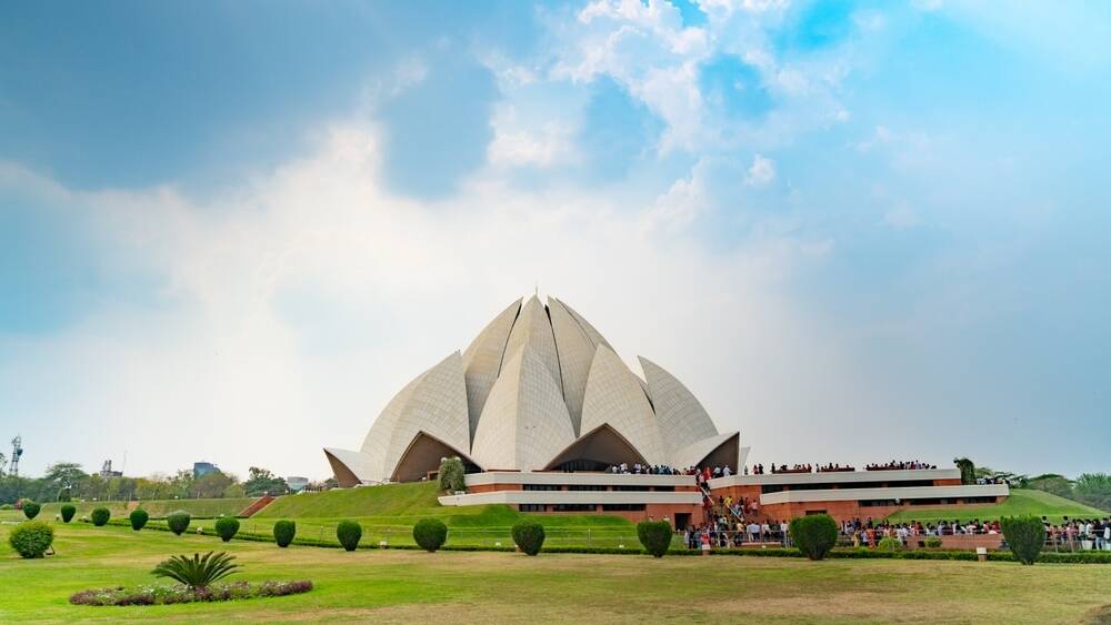 shutterstock_2290430461_Lotus_temple_Delhi