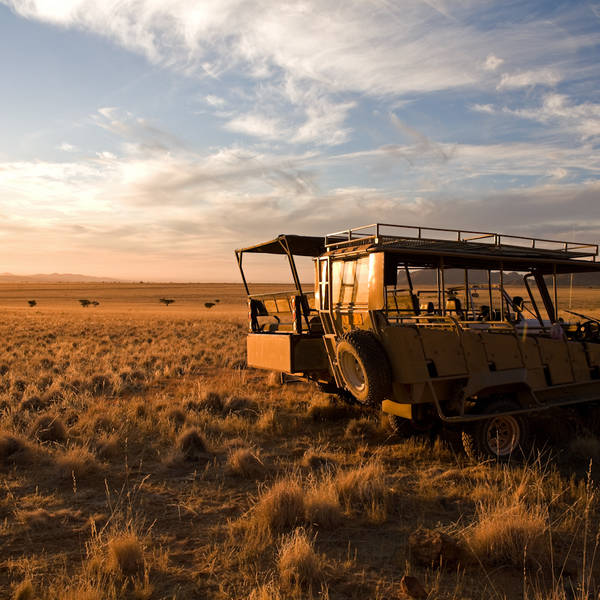 Namibi%c3%ab0927   nature drive in klein aus vista   jeeps met ondergaande zon