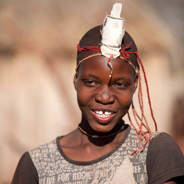 Namibi%c3%ab0417   himba nederzetting   meisje