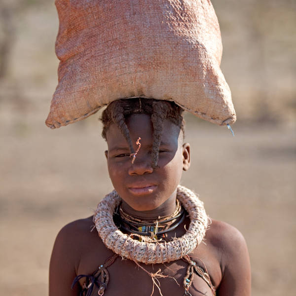 Namibi%c3%ab0416   himba nederzetting   meisje