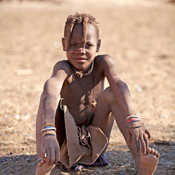 Namibi%c3%ab0409   himba nederzetting   jongen