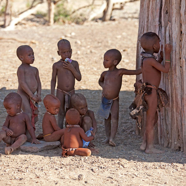 Namibi%c3%ab0406   himba nederzetting   kinderen