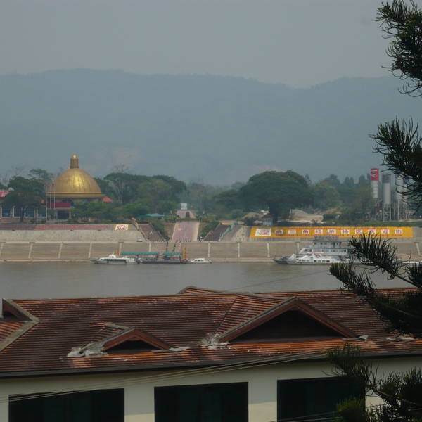 0701 imperial golden triangel resort (zicht op casino laos)